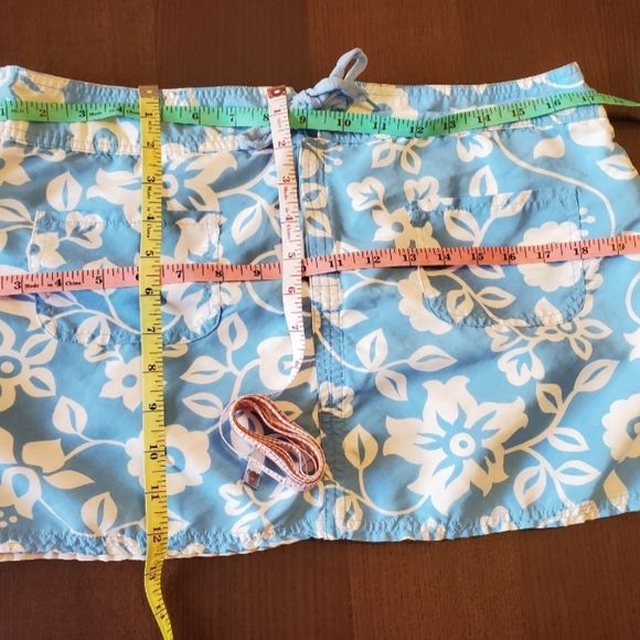 Reversible Board/swim skirt. Front pockets,velcro and shoelace closure. - Picture 10 of 16